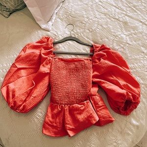 hi! I’m selling this very cute hot pink top! never been worn. Cute to go out!